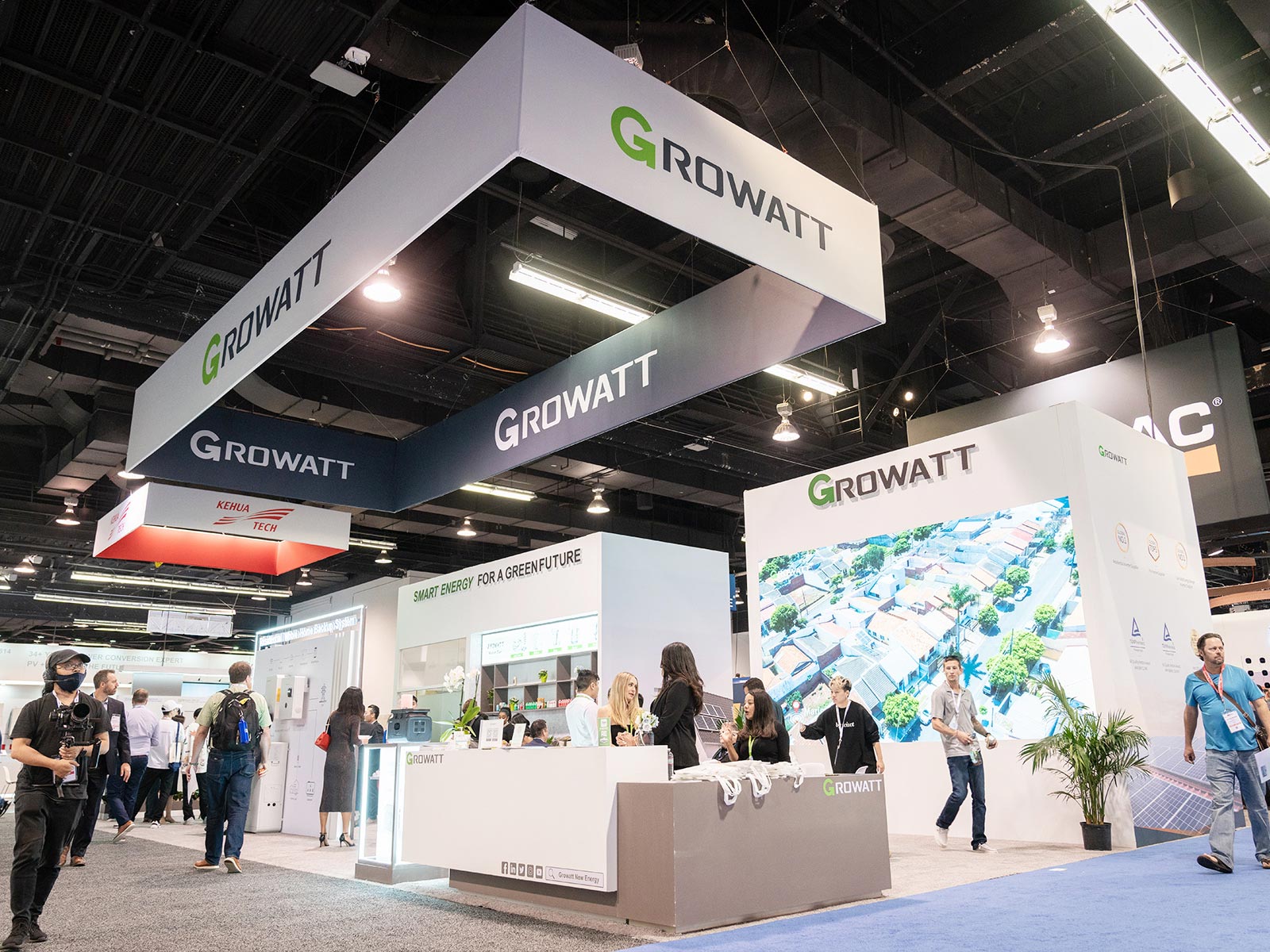 Growatt exhibited its solar energy storage solutions at RE+ 2022.jpg